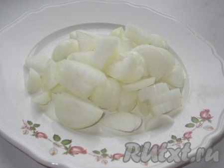Репчатый лук очистить, нарезать полукольцами.
