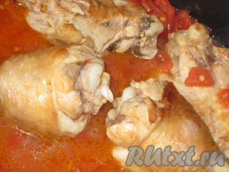 Тушить мясо с помидорами на небольшом огне под закрытой крышкой минут 10.
