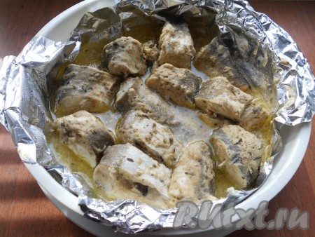 Поместить чашу в мультиварку, сверху - контейнер с рыбой. Закрыть крышку и выставить программу мультиварки "Рис" или "Крупа", "Каша" на 40 минут. Рыбка выделит сок, который смешается со сливочным маслом, и у вас получится отличная подливка для гарнира. Вкусная и рассыпчатая гречка будет готова вместе с рыбой.