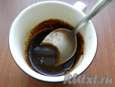 В небольшую ёмкость всыпать солод, залить 30 миллилитрами достаточно горячей воды, перемешать и оставить на 10 минут.