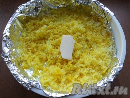 Чашу с мясом поместить в мультиварку, сверху - контейнер с рисом. Закрыть крышку и выставить программу "На пару" на 40 минут. Когда курица и рис будут готовы, добавить к рису сливочное масло, перемешать. Рис очень красивый получается, рассыпчатый и вкусный.&nbsp;
