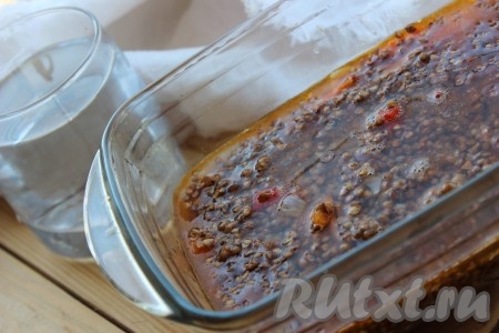 Аккуратно залить гречку с овощами двумя стаканами тёплой воды.