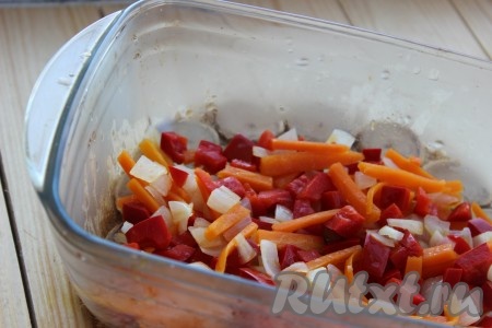 Жаропрочную форму слегка смазать растительным маслом. Выложить обжаренные овощи.
