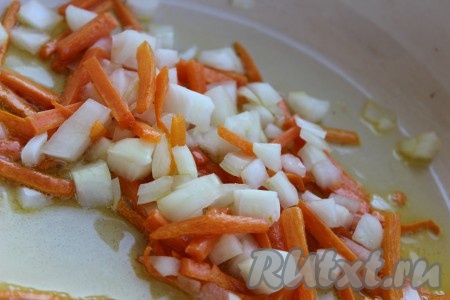 Затем добавить нарезанный репчатый лук и хорошо перемешать. Обжарить овощи в течение 3-4 минут, не забывая помешивать.
