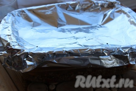 Жаропрочную форму плотно накрыть фольгой и сделать несколько проколов при помощи зубочистки. Поставить гречку с овощами в разогретую духовку и запекать при температуре 180-200 градусов примерно 40-45 минут (до полной готовности гречневой крупы).