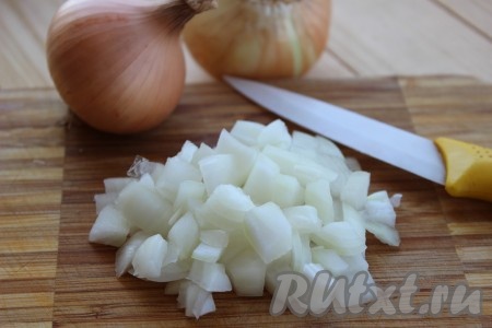 Лук очистить, помыть, нарезать на небольшие кубики.
