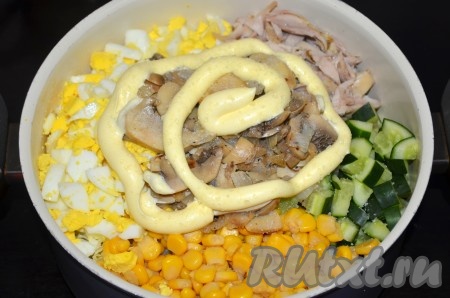 В миске смешать пекинскую капусту, курицу, грибы с луком, кукурузу без жидкости, яйца, огурец, по вкусу добавить чеснок, соль и перец молотый. Заправить салат майонезом.
