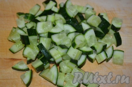 Огурец нарезать небольшими кусочками.
