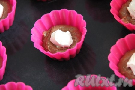 В центр выложить немного творожного сыра. По желанию, перед выкладыванием творожного сыра его можно смешать с сахарной пудрой. Я не добавляла сахарную пудру к творожному сыру.