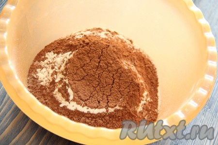  В миску просеять муку, какао и разрыхлитель.