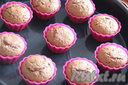 Выпекать кексы с творожным сыром в разогретой до 180 градусов духовке примерно 25-30 минут. Кексики поднимутся. Готовность проверить сухой зубочисткой (просто проколите кекс зубочисткой, если после прокалывания зубочистка останется сухой, значит доставайте кексики из духовки).