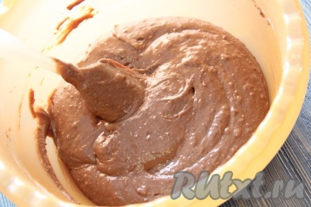 В полученную массу всыпать смесь муки, какао и разрыхлителя, тщательно перемешать силиконовой лопаткой до однородности. Тесто получится в меру густым.