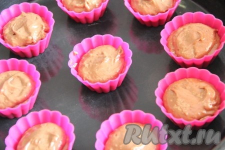 Затем закрыть начинку тестом. Формочки для выпекания должны быть заполнены на 2/3 объёма.