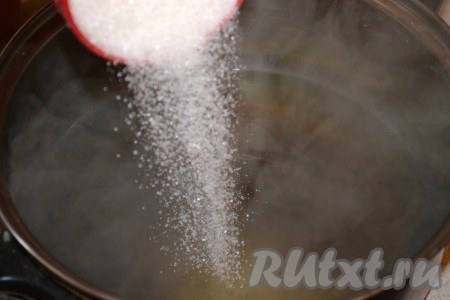 В процеженный отвар всыпать сахар,

