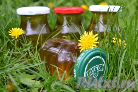 Немного сваренного лакомства налить в пиалу, чтобы полакомиться уже сегодня! Оставшийся готовый мед из цветков одуванчика разлить по стерилизованным баночкам и закатать.
