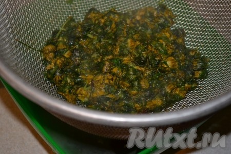 Содержимое кастрюли процедить через сито (цветы нам больше не понадобятся).
