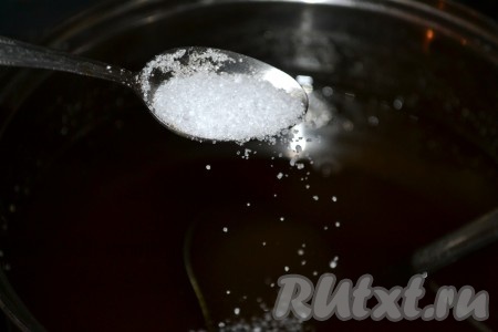 затем добавить лимонную кислоту и перемешать.
