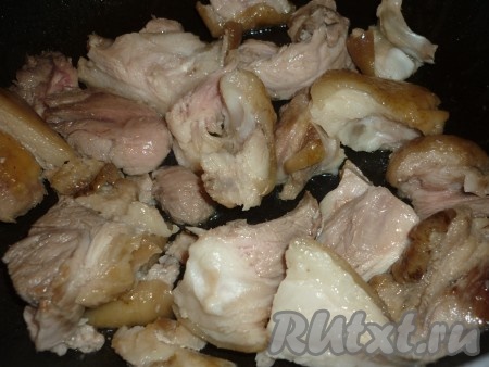 Свиную рульку хорошо помыть и отварить в подсоленной воде в течение 1 часа. Затем немного остудить и, отделив от кости, нарезать на порционные кусочки. На разогретой с растительным маслом сковороде обжарить кусочки мяса до румяной корочки со всех сторон, примерно 5-7 минут.&nbsp;
