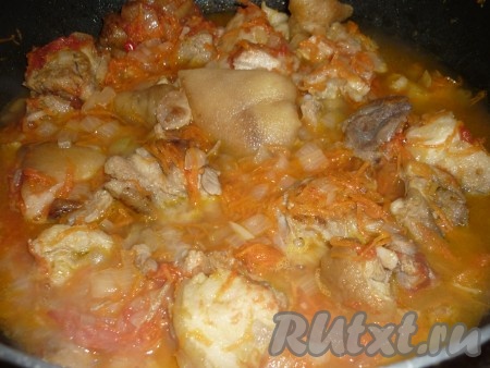 Влить к свиной рульке и овощам томатный сок и воду, если томатный сок очень кислый нужно добавить немного сахара, посолить по вкусу, накрыть крышкой и тушить до мягкости мяса, примерно 30 минут. В процессе приготовления жидкость должна выпариться и остаться густая подлива.&nbsp;
