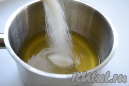 В липовый отвар всыпать сахар, поставить на самый маленький огонь и варить, иногда помешивая, 1 час.
