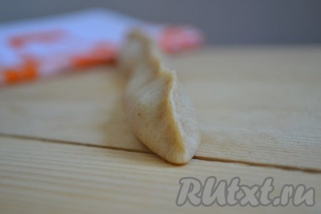 Защипываем края, образуя трубочку. И эту процедуру проводим с каждым кусочком теста. В результате получим 15 вишневых трубочек.
