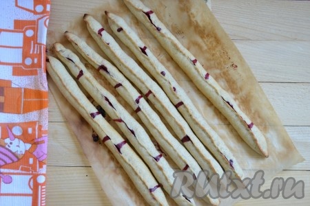 Выкладываем трубочки на пергамент и отправляем в разогретую до 180 градусов духовку на 20 минут. Трубочки должны приобрести желтоватый цвет. После выпекания они должны полностью остыть.
