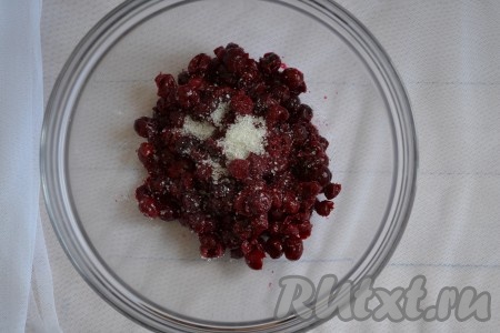 Пока тесто отдыхает, мы приготовим начинку: если вишня свежая, необходимо удалить косточки, поставить на 2 минуты в микроволновку на максимальную мощность, затем слить сок. Повторить эту процедуру два-три раза. Мы должны максимально убрать сок - должна получиться вяленая вишня. Затем смешать вишню с сахаром. Если вишня замороженная - необходимо дать ей время, чтобы она растаяла, затем слить жидкость и пересыпать сахаром.