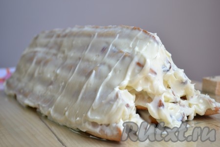 Когда все трубочки остынут и сметанный крем будет готов, начнем собирать торт "Монастырская изба": выкладываем на доску не совсем плотно (так торт будет куда сочнее) к друг дружке 5 трубочек и сверху обильно смазываем кремом. Затем выкладываем 4 трубочки и снова крем, далее 3 трубочки и крем, 2 трубочки и крем, сверху 1 трубочку и оставшимся кремом обильно смазываем весь торт.
Отправляем торт в холодильник минимум на 5 часов. В идеале, конечно же сдержать себя и выждать 12 часов. За это время торт хорошо пропитается и будет мягким, сочным, немыслимо вкусным.
