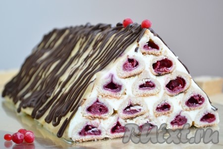 После настаивания торта можно его декорировать по своему вкусу и желанию. Я предлагаю растопить плитку черного шоколада и хаотичными движениями нанести шоколадные стежки по верху монастырской избы.

Все! Зовите гостей на чай - торт "Монастырская изба" со сметанным кремом готов. Будьте готовы и Вы выслушивать самую искреннюю и самую добрую похвалу в свой адрес. 