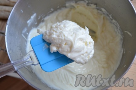 И пока они остывают, приготовим крем: холодную сметану вместе с сахарной пудрой и ванилином взбиваем в пышную массу. Для того чтобы сметанный крем был однородным и густым, предлагаю сметану заранее (часов на 5-8) поместить в плотный марлевый мешочек и подвесить в холодильнике, подставив под мешочек глубокую тарелку. За это время лишняя жидкость стечет и сметана станет более густой.
