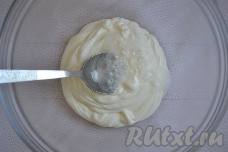Начинаем готовить тесто: в глубокую миску выкладываем сметану (подойдет как домашняя, так и магазинная 25%) и добавляем соду, гашеную уксусом.
