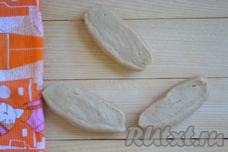 По истечении времени достаем тесто и разделяем на 15 равных частей.
