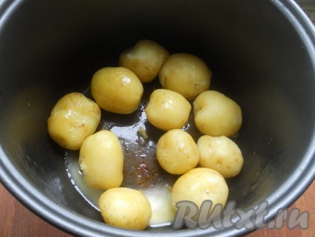 Выставить программу мультиварки "Варка" на 20-30 минут. Варить до тех пор, пока вся вода не выкипит. У меня воды не было уже через 20 минут. Далее добавить в молодой картофель сливочное масло и, по желанию, специи (я ничего не добавляла).
