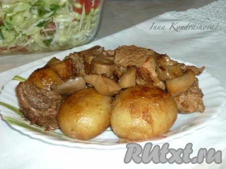 Свинина, тушеная с картошкой и грибами