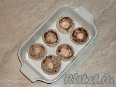 Шапки грибов посолить.
