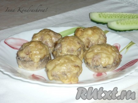 Шампиньоны, фаршированные фаршем и сыром