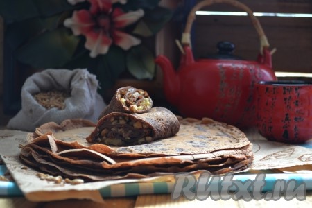 Шоколадные блины, замешанные на воде, и поданные и с начинкой, и без неё, получаются такими вкусными, тонкими, ароматными, что точно понравятся и маленьким, и взрослым!
