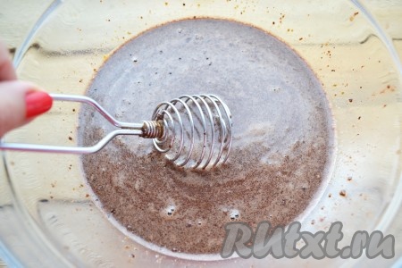 Добавляем воду комнатной температуры и тщательно перемешиваем. Удобно перемешивать массу венчиком, но можно использовать и миксер или блендер. Должна получиться однородная масса без комочков.
