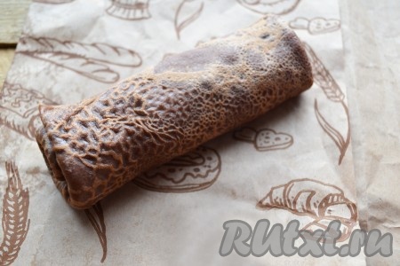 Шоколадный блинчик с начинкой готов.
