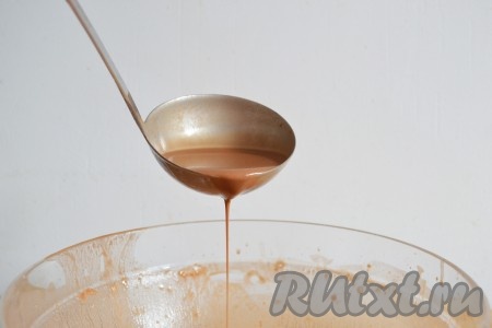 Тесто готово, по консистенции оно напоминает обезжиренный кефир. При приготовлении блинов тесто будет легко растекаться по сковороде. Но если вы хотите получить блины потолще, нужно тесто сделать немного гуще, добавив чуть больше муки.
