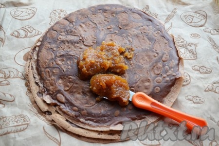 Вкусные шоколадные блины, замешанные на воде, уже готовы к употреблению. А я предпочитаю подавать их с начинкой, которая варьируется по настроению: мёд, сгущённое молоко, сироп. Сегодня захотелось смазать яблочный джемом, смешанным с грецкими орехами.
