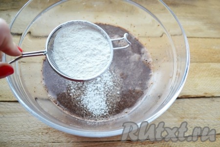 Добавляем дважды просеянную муку и тщательно перемешиваем. Тесто будет готовым, когда станет полностью однородной структуры. Затем следует дать ему отдохнуть минут 15.
