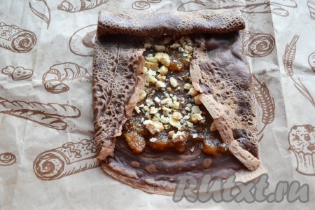 И начать закручивать сверху вниз, плотно прижимая блинчик. 