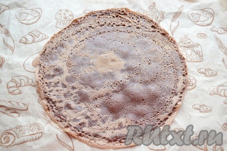 Перед тем как наливать тесто перед жаркой первого блина в сковороду, необходимо сковородку, смазанную маслом, хорошо разогреть (минуту подержать на среднем огне). Затем с помощью половника налить на разогретую сковороду часть теста. Наливая тесто в сковороду, поворачивайте сковороду в воздухе небольшими круговыми движеньями, чтобы тесто равномерно распределилось. Жарить каждый шоколадный блинчик с обеих сторон на среднем огне около двух минут, затем перекладывать на тарелку.
