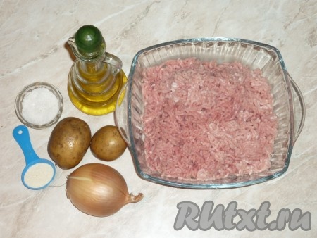 Фарш для приготовления котлет можно взять покупной. Но гораздо лучше будет, если Вы купите не очень жирный кусочек мяса, пропустите его через мясорубку и уже из этого фарша будете готовить котлеты. 
