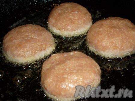 Сформировать из фарша с манкой круглые котлеты и обжарить на хорошо нагретой сковороде с растительным маслом.&nbsp;
