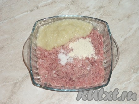 Картофель и лук очистить и, пропустив через мясорубку, добавить к фаршу. Всыпать манку, соль, перец и хорошо перемешать.&nbsp;
