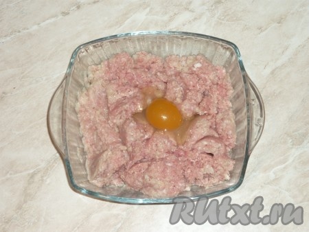 Добавить к мясному фаршу яйцо и еще раз перемешать. Затем фарш хорошо вымесить и выбить в миске или об стол, если мы будем формировать котлеты из не отбитого фарша, они будут трескаться при жарке и разваливаться.&nbsp;

