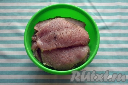 Когда все кусочки свинины будут отбиты, натираем их солью и перцем. Оставляем на 20-30 минут, чтобы мясо хорошо пропиталось. Тендерайзер делает много сквозных проколов, не разбивая волокна мяса, поэтому и результат получается особенно сочным и нежным.
