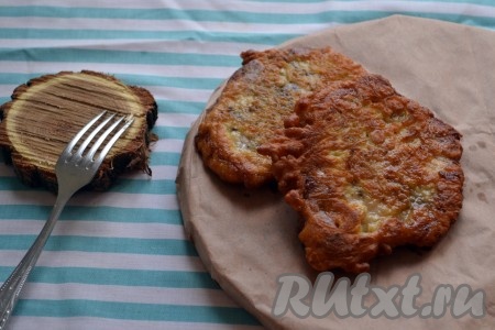 Готовую отбивную выкладываем на салфетку, чтобы убрать лишний жир. 